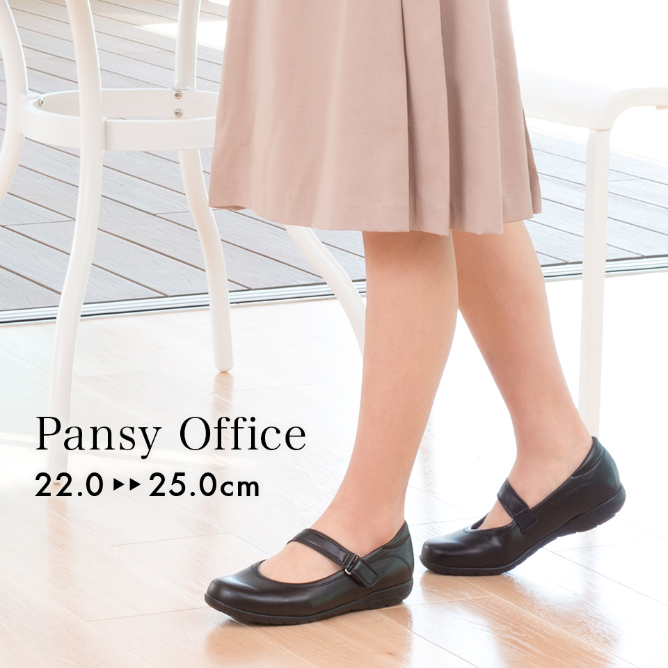 面ファスナーで調節できるストラップシューズ