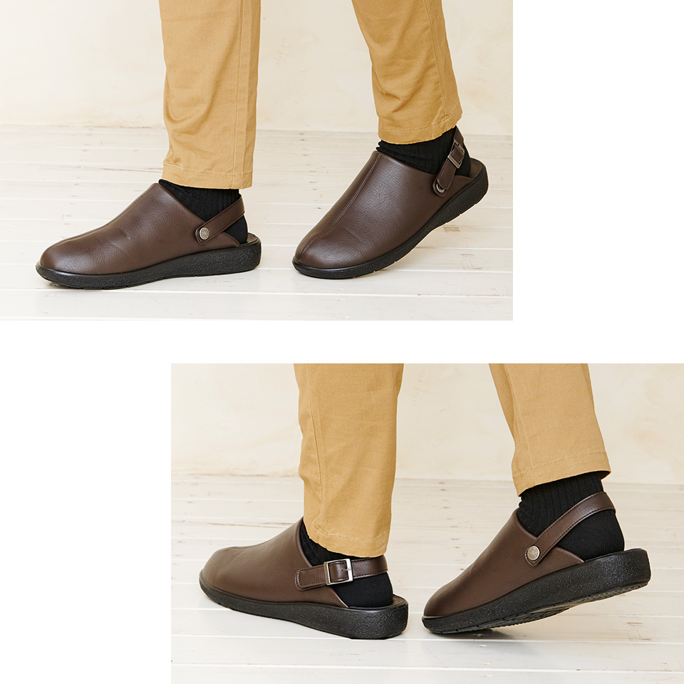 ブラウンのメンズサンダルの足元アップ画像